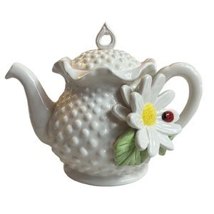 Tea Pot Vintage White Hobnail Daisy Ceramic w/ Lid Ladybug Decorative 3D Floral
